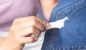 Gumă de mestecat lipită de haine? Încearcă această metodă simplă