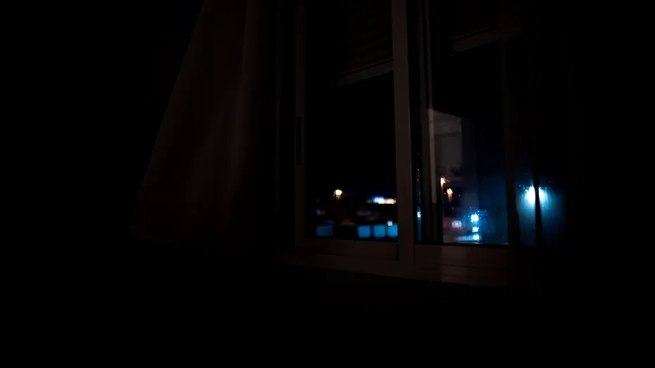 Dormi cu geamul deschis pe timpul nopții? Specialiștii spun că acest obicei poate afecta calitatea somnului