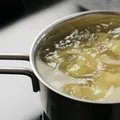 Ce să pui în apa în care fierbi cartofii. Ingredientul care previne sfărâmarea cartofilor