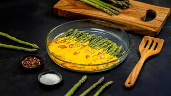 Sparanghel copt cu brânză cheddar și Șuncă din Piept de Pui Matache Măcelaru’