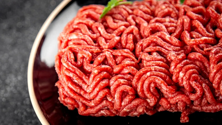 Cum gătești corect carnea tocată? Regulile simple care fac diferența între un preparat gustos și unul fad