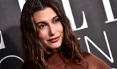 Hailey Bieber și „blurred lips”: machiajul discret care a cucerit vedetele în 2026