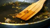 De ce se lipește mâncarea de tigaie, chiar dacă folosești ulei. Greșelile care îți strică preparatele