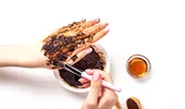 Scrub din zaț de cafea și ulei de cocos, o mixtură eficientă pentru pielea ta