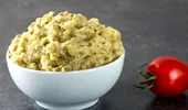 Condimentul care nu trebuie pus niciodată dacă faci salată de vinete. Majoritatea românilor îl folosesc și nu știu că îi strică gustul și îi accentuează amăreala