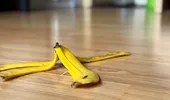 Nu mai arunca cojile de banană! Cum poți scăpa de zgârieturile de pe parchet