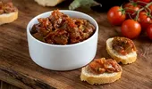 Cum fac brazilienii zacuscă. Rețeta de „Caponata de Berinjela”, pas cu pas