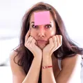 De ce îți amintești o gafă de acum zece ani, dar uiți de ce ai intrat într-o cameră? „Efectul reflectorului” versus „efectul ușii”