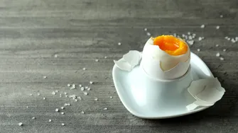 Trucul banal care te ajută să cureți ouăle fierte în câteva secunde! Ingredientul secret pe care trebuie să-l pui în apă