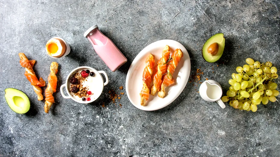 4 idei de mic dejun bogat în proteine pentru energie pe tot parcursul zilei