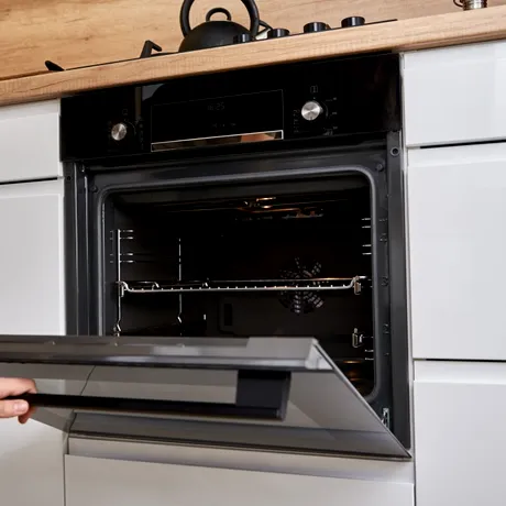 Trucul din cămară care face minuni. Cum să cureți ușa cuptorului fără produse din comerț!