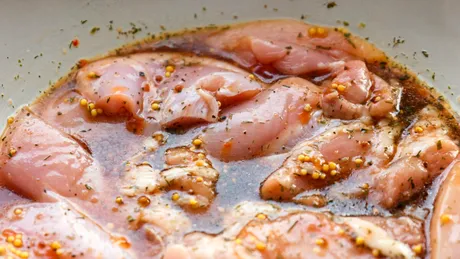 Cât timp trebuie marinată, de fapt, carnea pentru gust perfect și textură fragedă