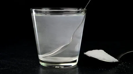 Testul paharului cu apă și sare. Cum poți să verifici „energia casei”