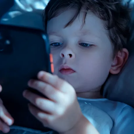 ⁠Copilul face crize când îi iei telefonul? 5 metode prin care poți limita timpul petrecut în fața ecranelor