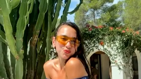 Dua Lipa, colecție de costume de baie
