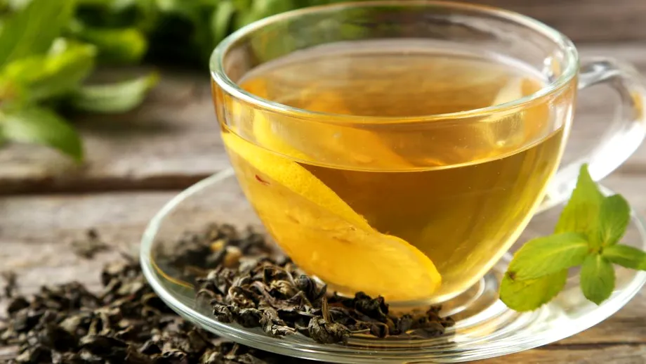 Bei ceai verde dimineața sau seara? Care sunt efectele lui în funcție de ora consumului