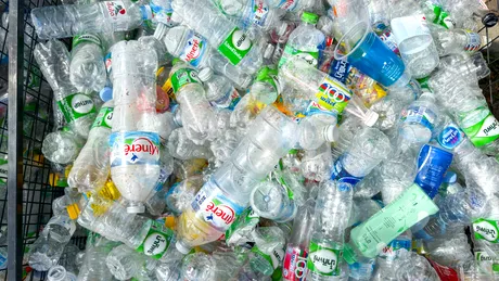 Românii ar putea scăpa de cea mai enervantă parte a reciclării. Noul aparat în care bagi tot sacul cu sticle