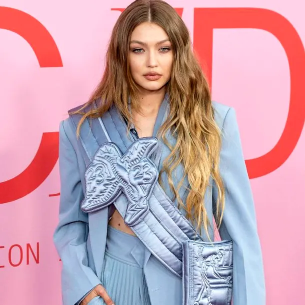 Gigi Hadid și trendul „color melting”: culoarea de păr care pare mai naturală decât balayage-ul