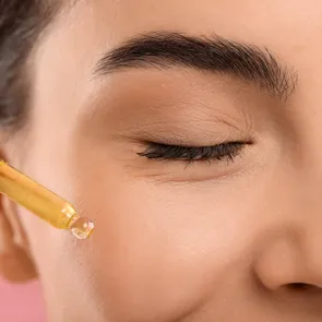 Folosești un ser facial scump, dar nu vezi rezultate? Cel mai probabil faci această greșeală de aplicare