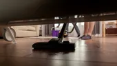 Ce n-ar trebui niciodată să aspirăm în casă. Obiceiuri care distrug electrocasnicul fără să ne dăm seama