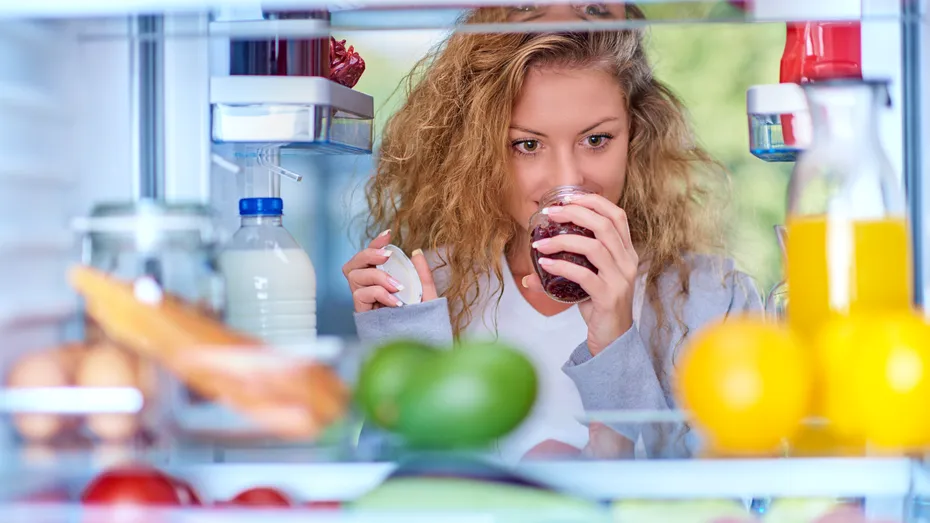 Cele mai bune remedii casnice pentru a scăpa, instantaneu, de mirosul neplăcut din frigider