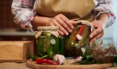 Ingredientul secret pentru cei mai crocanți castraveți murați. Ce trebuie să pui în borcan