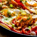 Shakshuka cu ouă și Cârnați Grătărescu Cris-Tim