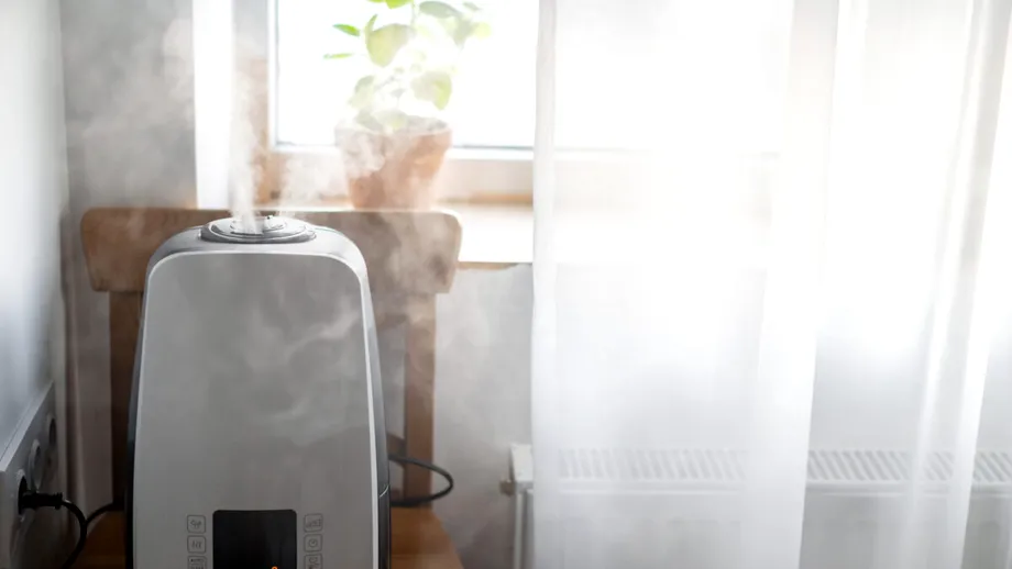 Cu ce scoți mirosul de fum din perdele: 3 soluții naturale, sigure și eficiente