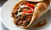 Gyros, rețeta grecească tradițională. Cum se prepară și ce de ingrediente ai nevoie