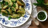 Salată caldă de cartofi noi cu leurdă. Bucătarul Bărbosu’ a detaliat rețeta completă