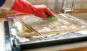 Cum să cureți grătarele cuptorului fără efort. Metoda care dizolvă grăsimea arsă peste noapte