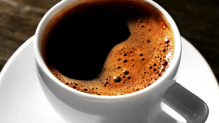 Ce să pui în cafea dimineața ca să îți menții tinerețea. Ingredientul care încetinește îmbătrânirea