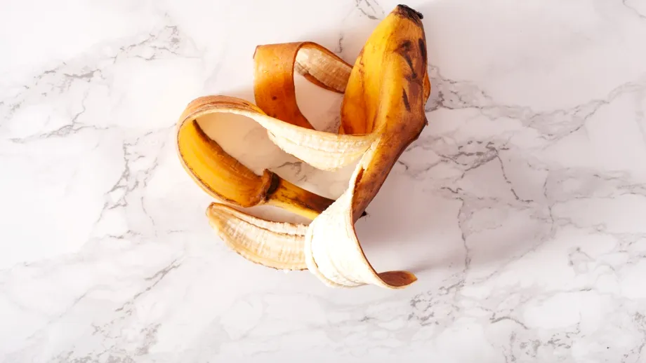 Nu mai arunca cojile de banană! Ce se întâmplă dacă le îngropi în grădină, la final de noiembrie