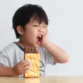 Alimentele care ne distrug dinții. Le mâncăm din primii ani de viață!