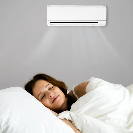 Ventilatorul pornit toată noaptea poate afecta serios sănătatea! Riscurile ascunse ale acestui obicei din timpul verii
