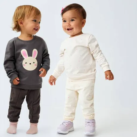 (P) Garderoba de toamnă 2025: ce ai nevoie pentru bebelușul tău și pentru casa ta, ca să fie cald, confortabil și… practic