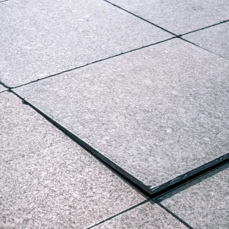 De ce se ridică sau crapă gresia? Principalele cauze și cum să previi dezastrul din casă