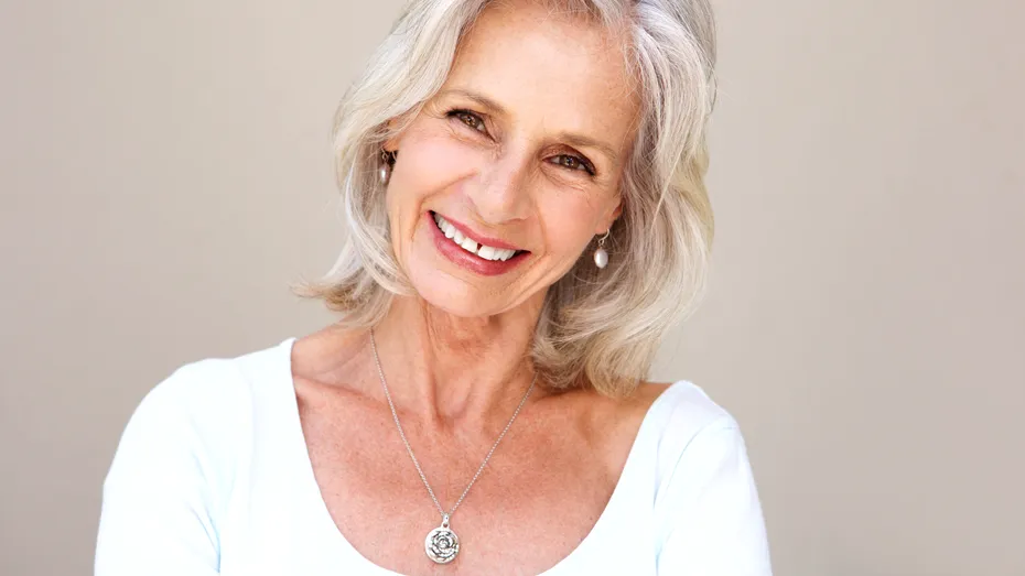 Din cauza asta se îngălbenește părul alb! Trucuri geniale pentru îngrijirea părului grizonant