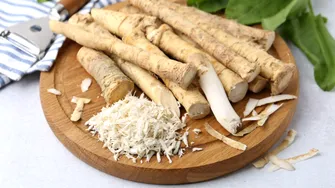 Hreanul, mai mult decât un condiment. Ce beneficii are pentru sănătate și cine ar trebui să-l evite