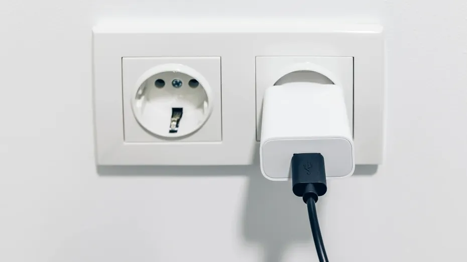 Trebuie sau nu să scoți încărcătorul din priză după ce îți încarci telefonul? Cât curent consumă, de fapt