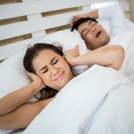 Nimeni nu știe asta! De ce oamenii care sforăie nu se trezesc de la zgomot?