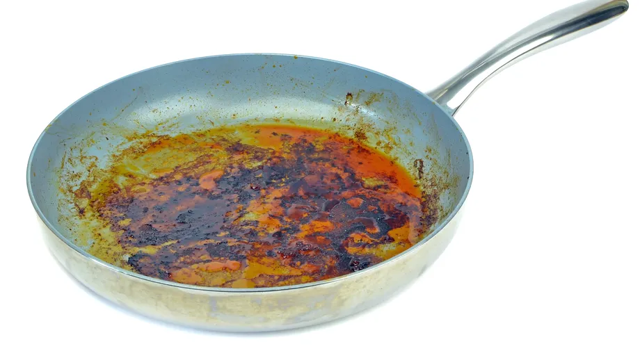 Cum scoți grăsimea întărită de pe tigăi cu puțin ketchup. Trucul genial care-ți va schimba viața!