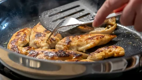 De ce se adaugă oțet în tigaie când prepari piept de pui. Secretul gospodinelor cu experiență