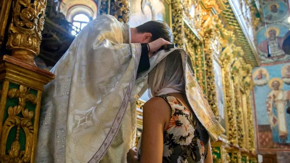Singurele 4 păcate pentru care preoții creștin-ortodocși nu te primesc la împărtășanie, în România