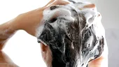 Ce să pui în șampon ca să nu îți mai cadă părul. Remediul natural care te ajută