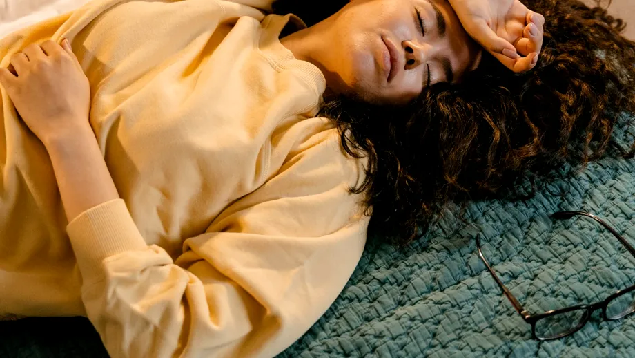 Cea mai indicată poziție de somn. Medicii o recomandă îndeosebi femeilor