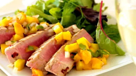 Salată de ton cu piersici şi ceapă