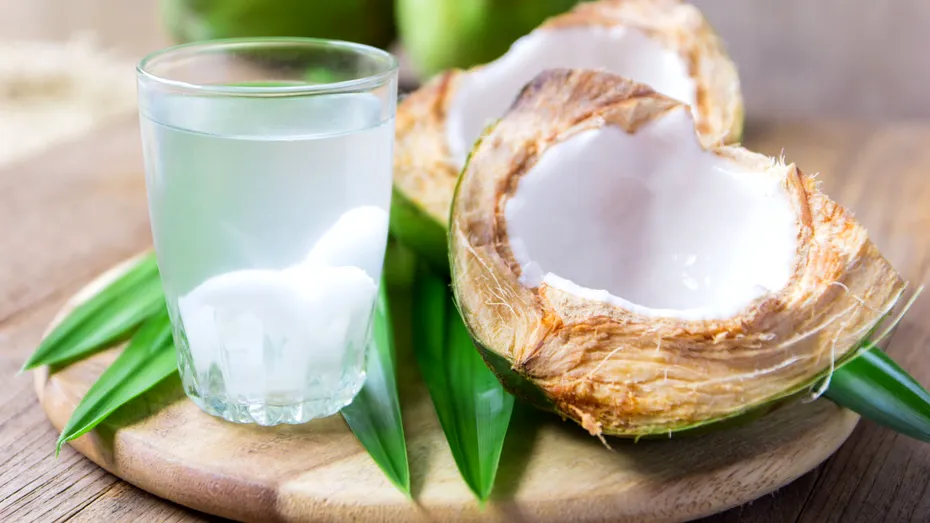 De ce să nu bei apa de cocos niciodată direct din fruct! Avertismentul medicilor: poate fi letală