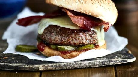 Cum să mănânci un burger fără să te murdărești! Tehnica simplă care te ajută să îl savurezi într-un mod elegant