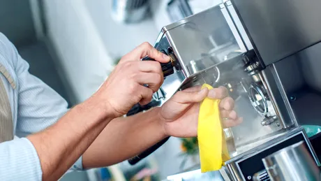 Cum faci decalcifierea corectă a aparatului de cafea?